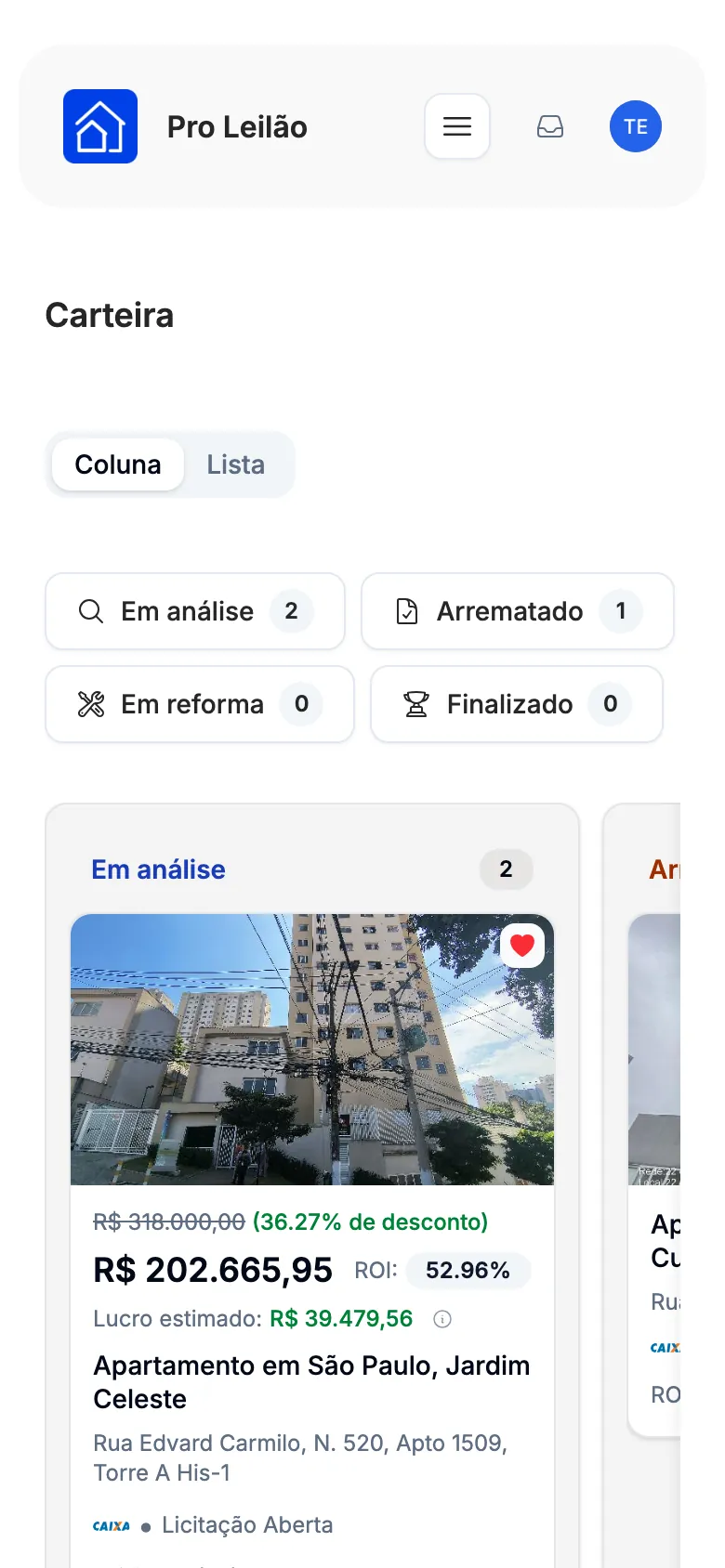 A carteira no celular.